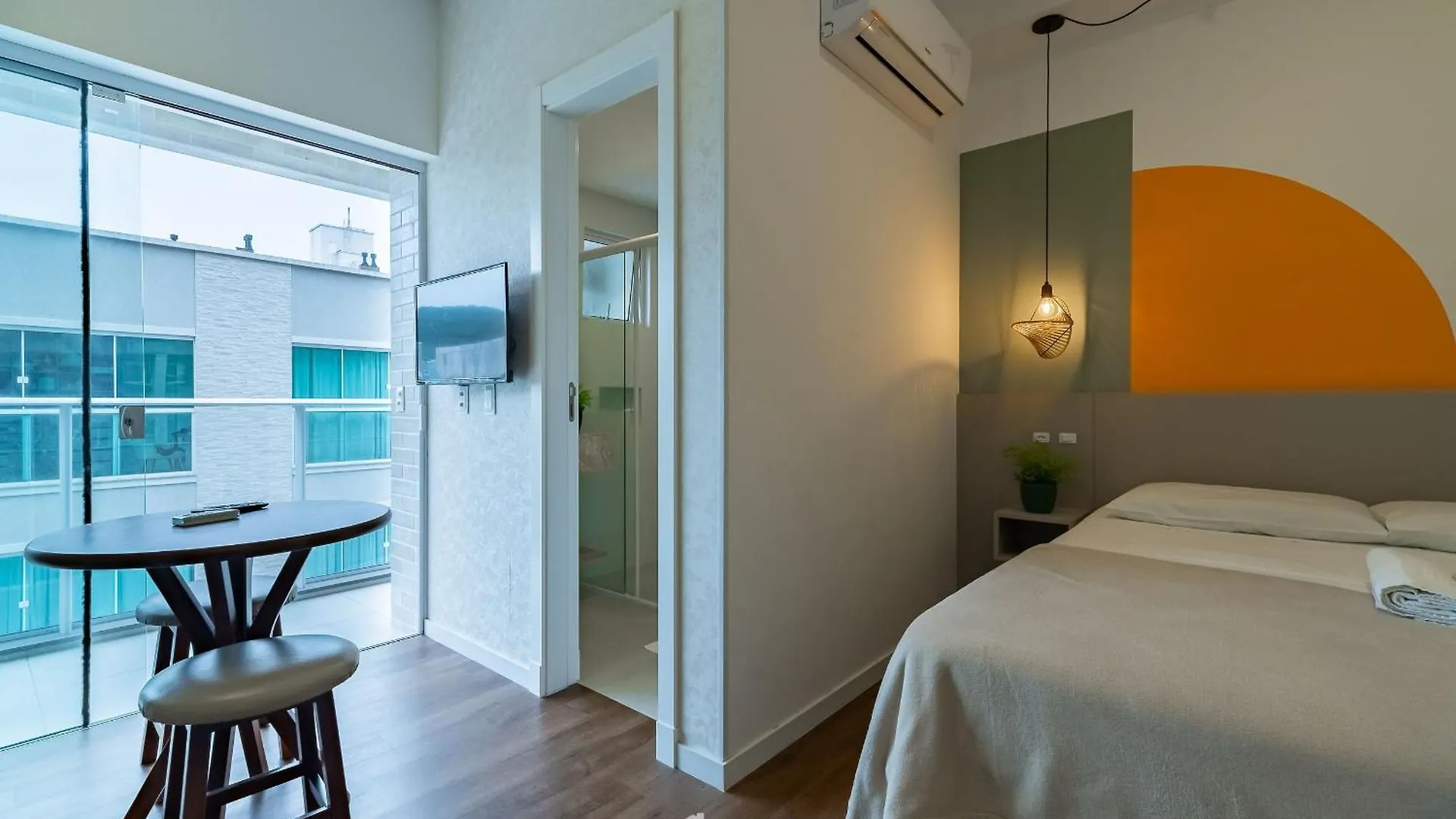 Lindos Studios Vec Bombinhas 0*,  Brasil