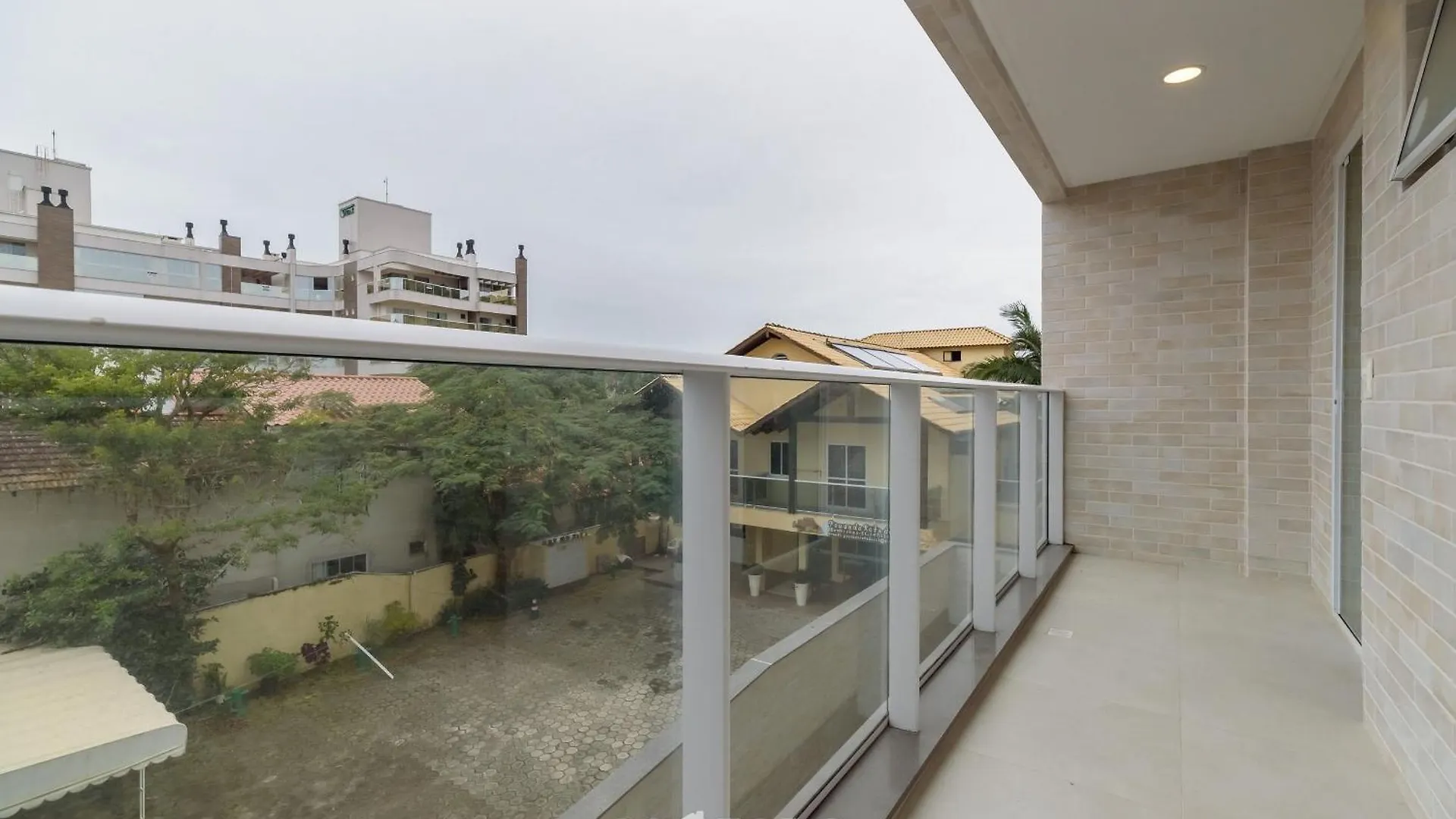 Lindos Studios Vec Bombinhas 0*,  Brasil