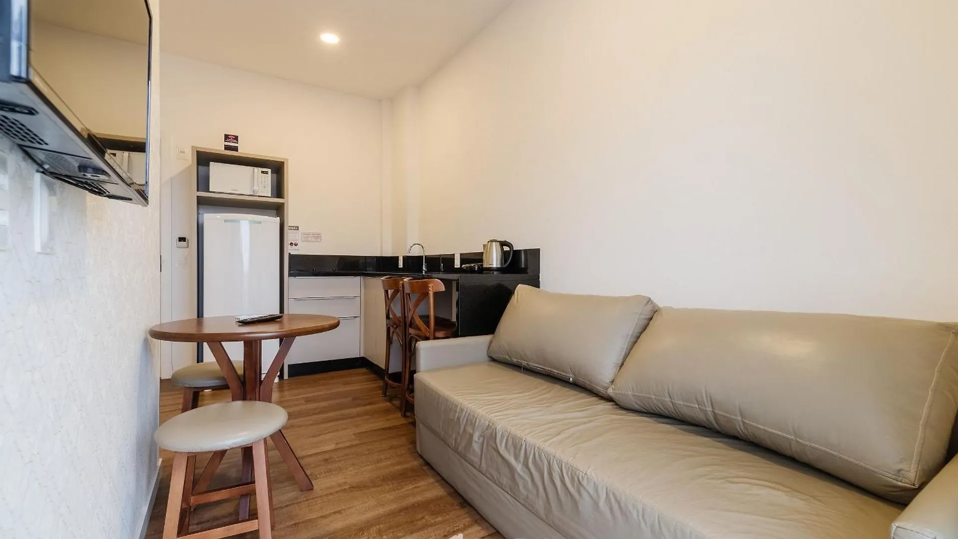 Lindos Studios Vec Bombinhas 0*,  Brasil