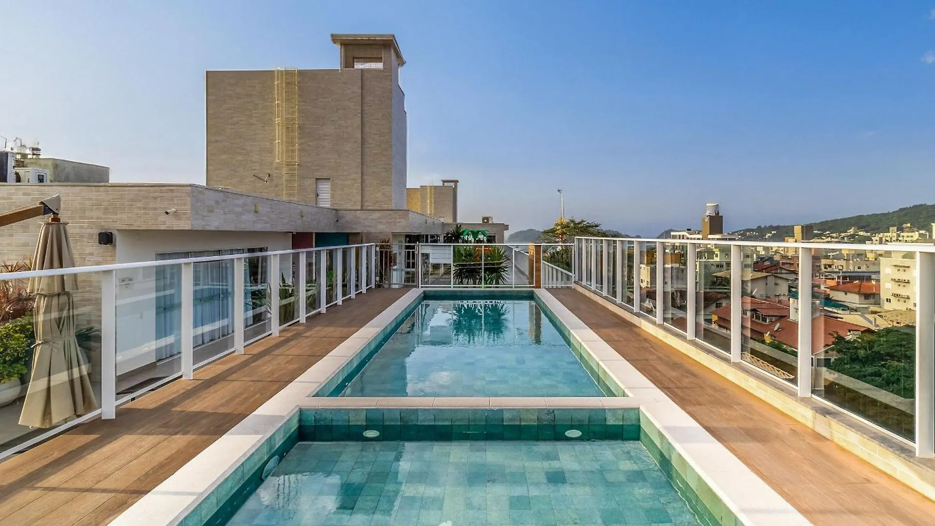 Lindos Studios Vec Bombinhas 0*,  Brasil